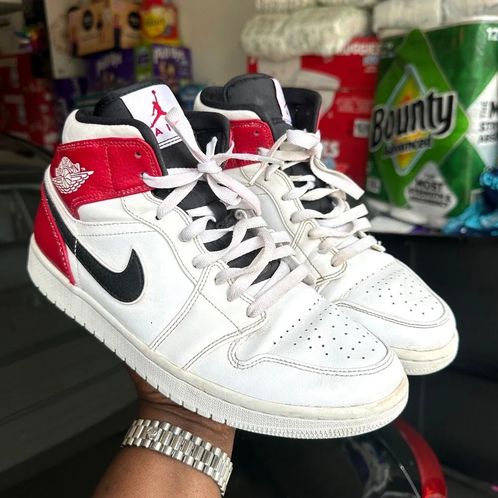 Nike Air‎ Jordan 1 Mid Chicago Athletic Shoes Men's Size 9 White Black Gym Red